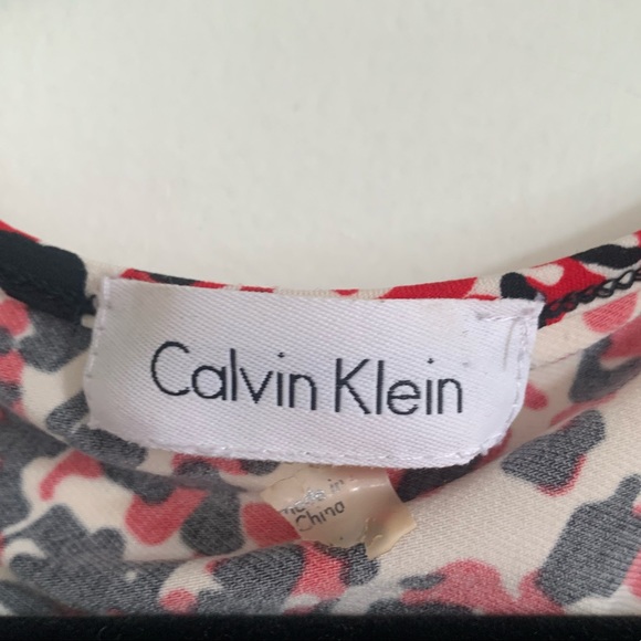 Calvin Klein Red Printed Cinched Side Blouse Tank size Small EUC - Picture 4 of 6